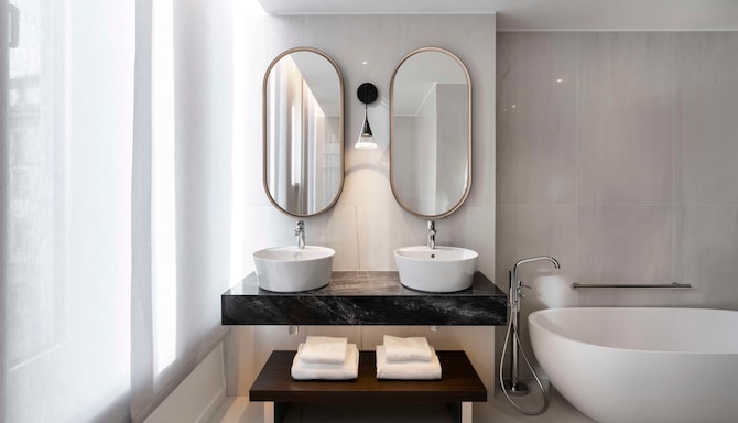 Radisson Collection Hotel, Santa Sofia Milan - Junior Suite bathroom