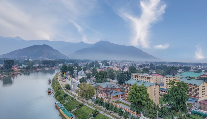 Radisson Collection Hotel & Spa, Riverfront Srinagar - Guest Experience Radisson Collection Srinagar