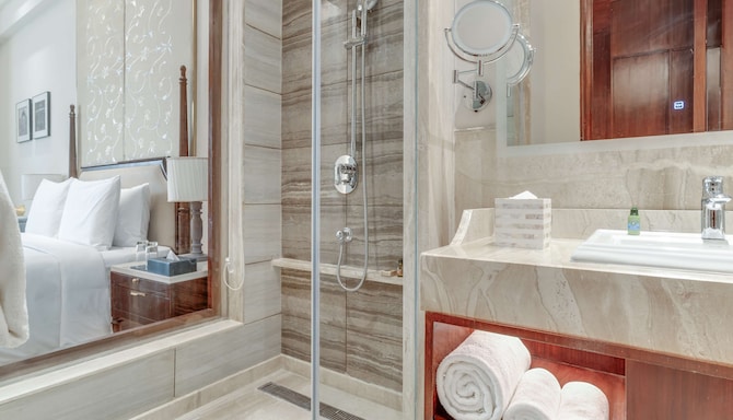 Radisson Collection Hotel & Spa, Riverfront Srinagar - Collection Premium Room bathroom