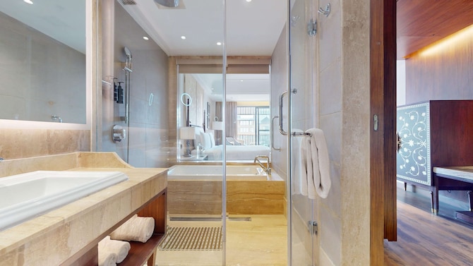 Radisson Collection Hotel & Spa, Riverfront Srinagar - Collection Executive Bathroom with Balcony