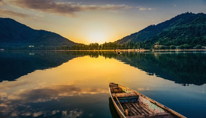 Sunset over Dal Lake, nature’s quiet masterpiece