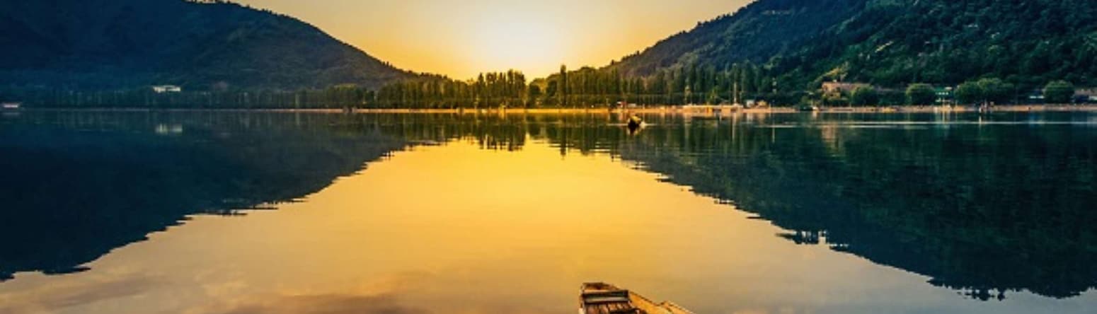 Sunset over Dal Lake, nature’s quiet masterpiece