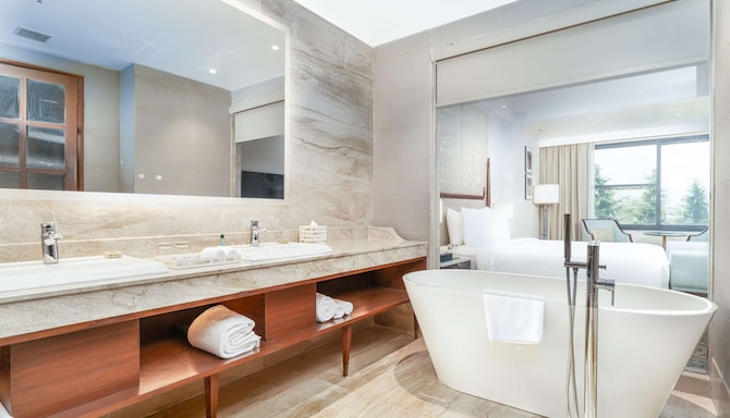 Radisson Collection Hotel & Spa, Riverfront Srinagar - Executive Suite bathroom