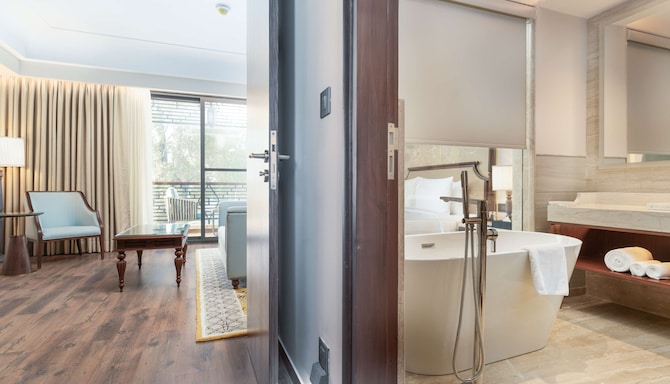 Radisson Collection Hotel & Spa, Riverfront Srinagar - Suite bathroom