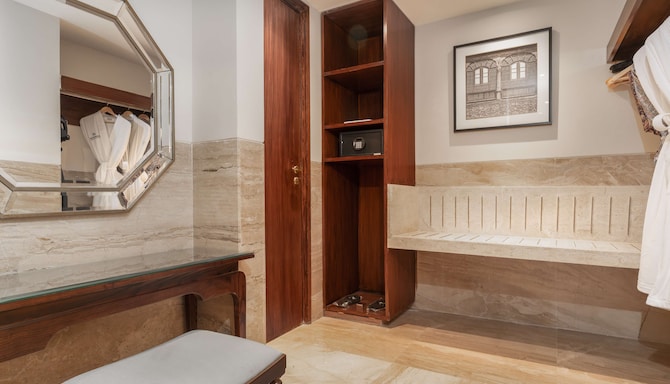 Radisson Collection Hotel & Spa, Riverfront Srinagar - Presidential Suite bathroom