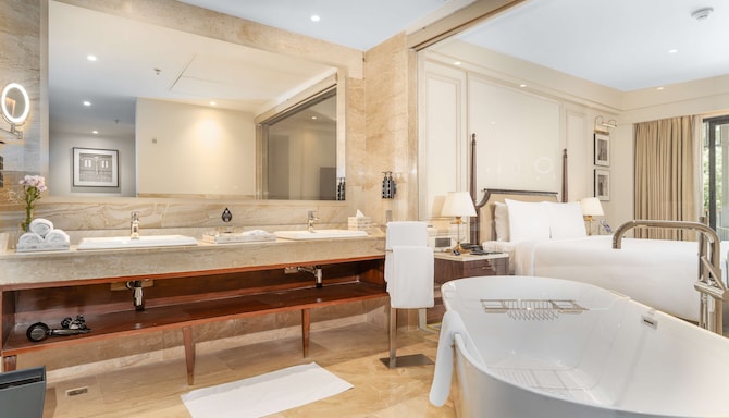 Radisson Collection Hotel & Spa, Riverfront Srinagar - Presidential Suite bathroom