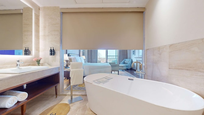 Radisson Collection Hotel & Spa, Riverfront Srinagar - Presidential Suite Bathroom