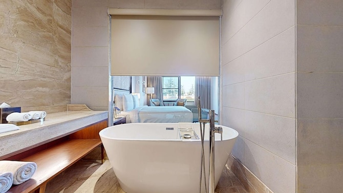 Radisson Collection Hotel & Spa, Riverfront Srinagar - Executive Suite Bathroom