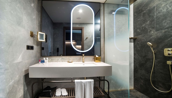 Radisson Collection Hotel, Vadistanbul - Guest room bathroom