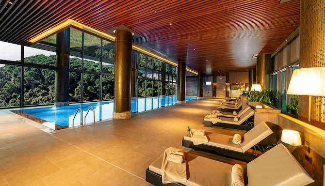 Radisson Collection Hotel, Vadistanbul - Swimming pool relaxation area