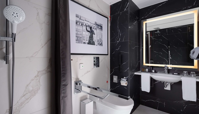Radisson Collection Hotel, Warsaw - Accessible bathroom in Collection Room