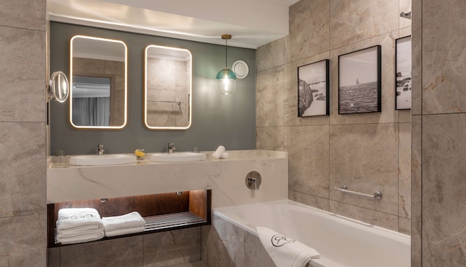 Radisson Collection Hotel, Waterfront Cape Town - Collection Superior Room Bathroom