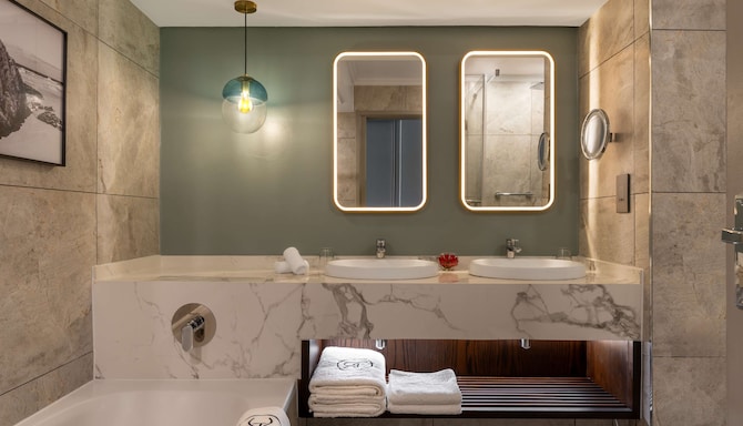 Radisson Collection Hotel, Waterfront Cape Town - Guest Room Bathroom