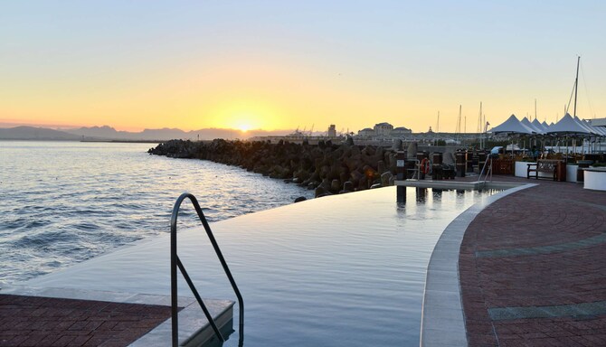 Radisson Blu Hotel Waterfront - Outdoor Pool Ocean View
