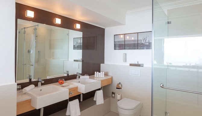 Radisson Collection Hotel, Waterfront Cape Town - Suite with Balcony - Ocean View Bathroom