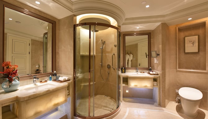 Radisson Collection Hotel, Xing Guo Shanghai - Collection Room with panoramic view bathroom
