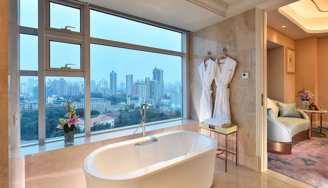 Radisson Collection Hotel, Xing Guo Shanghai - Collection Business Class Room bathroom