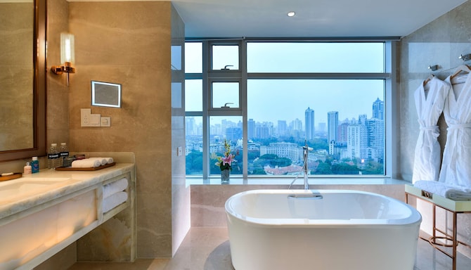 Radisson Collection Hotel, Xing Guo Shanghai - Collection Business Class Room bathroom