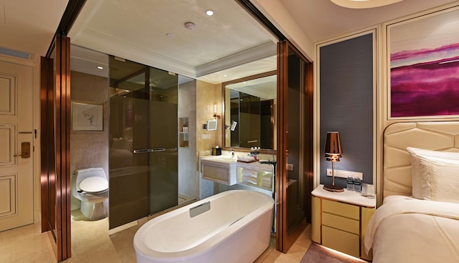 Radisson Collection Hotel, Xing Guo Shanghai - Collection Room bathroom
