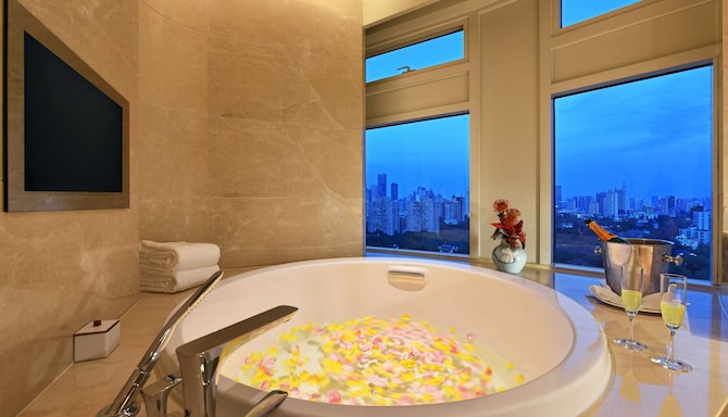Radisson Collection Hotel, Xing Guo Shanghai - Collection Panorama Room bathroom