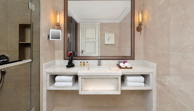 Radisson Collection Hotel, Xing Guo Shanghai - Collection Room bathroom