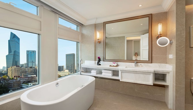 Radisson Collection Hotel, Xing Guo Shanghai - Collection Business Class Room bathroom