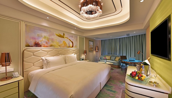 Radisson Collection Hotel, Xing Guo Shanghai - Collection Room with panoramic view
