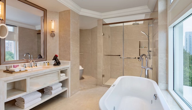 Radisson Collection Hotel, Xing Guo Shanghai - Collection Executive Suite bathroom
