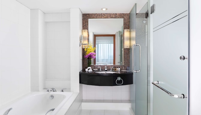 Radisson Collection Hotel, Yangtze Shanghai - スイートバス