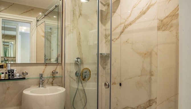 Radisson Collection Morina Hotel, Tirana - Collection Room bathroom