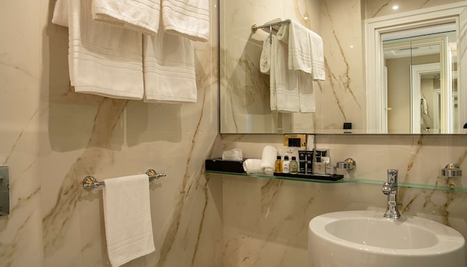 Radisson Collection Morina Hotel, Tirana - Collection Room bathroom