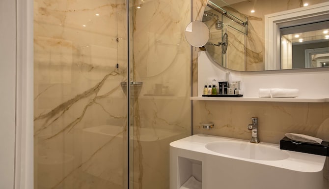 Radisson Collection Morina Hotel, Tirana - Junior Suite bathroom