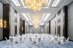 Hormuz Grand Muscat, A Radisson Collection Hotel - банкетный зал Zaiba, рассадка за круглыми столами