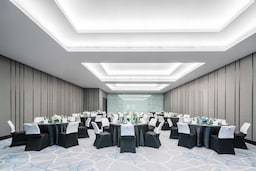 Radisson Collection Muscat, Hormuz Grand - зал для мероприятий Sacra, рассадка за круглыми столами