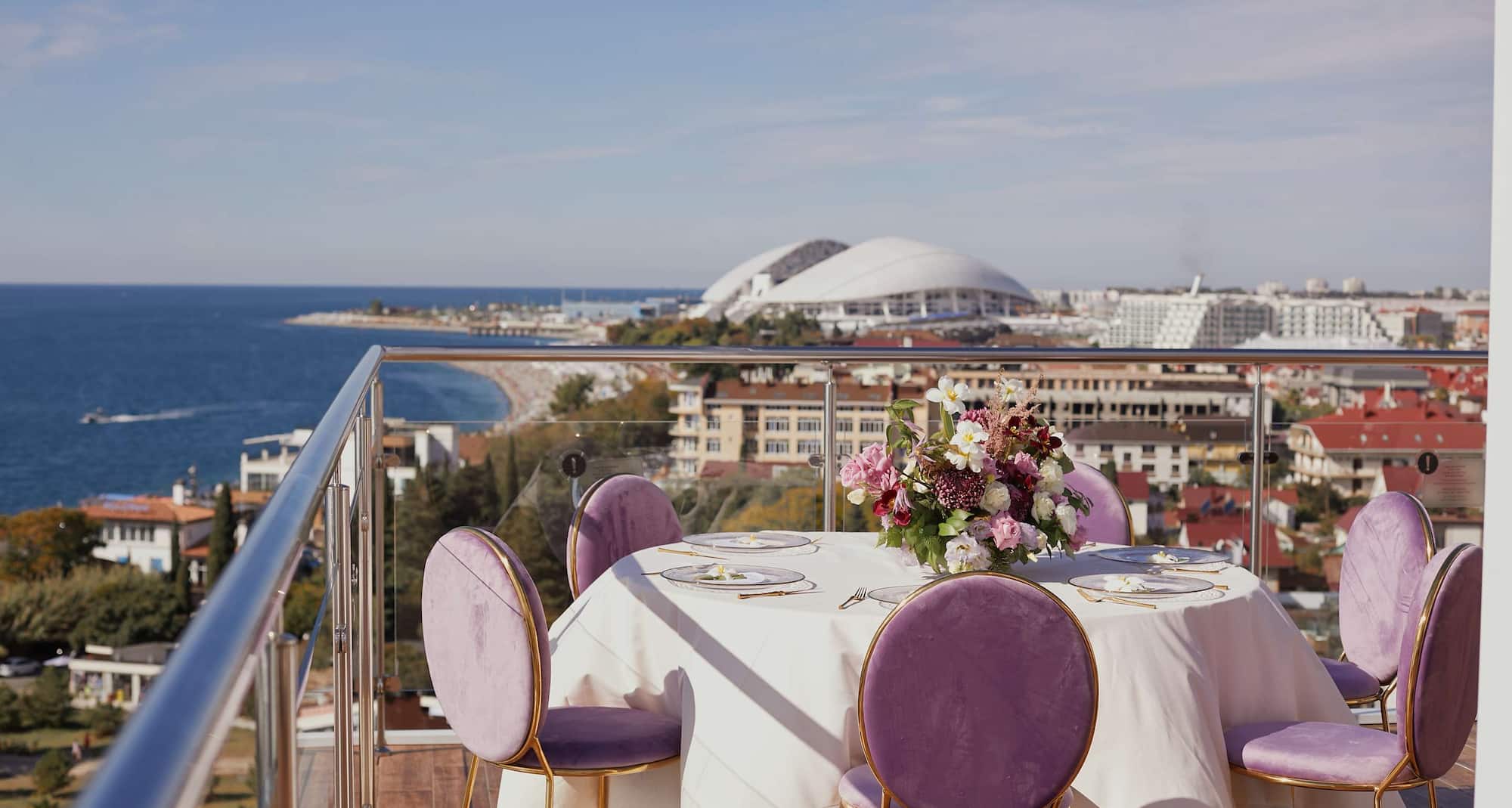 Radisson Collection Paradise Resort and Spa, Sochi - свадебная рассадка с видом на олимпийский объект