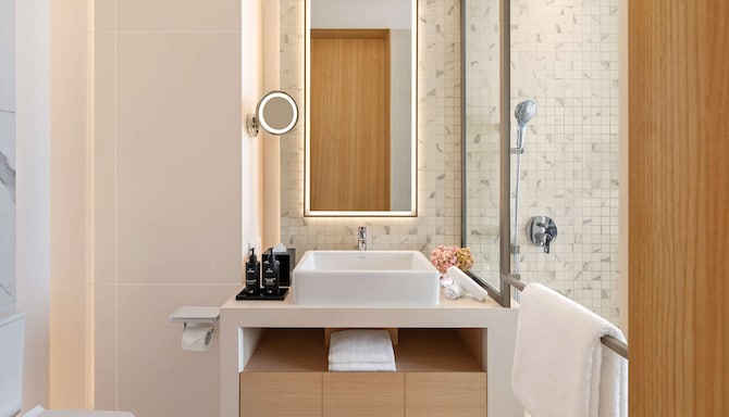 Radisson Collection Resort, Galle - Collection Deluxe Room bathroom