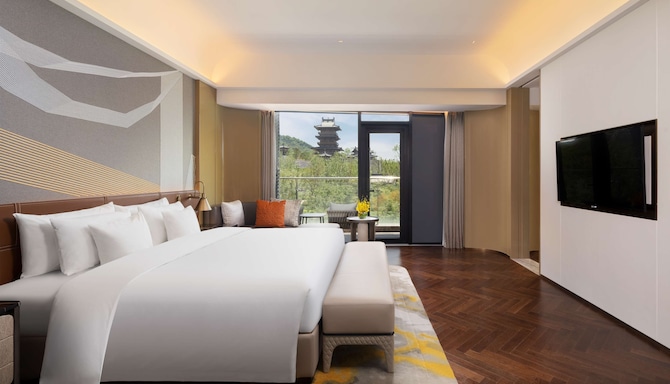 Radisson Collection Resort, Nanjing - Deluxe Suite-Bedroom