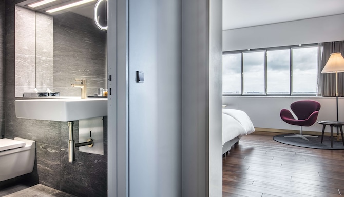 Radisson Collection Royal Hotel, Copenhagen - Guest room & bathroom