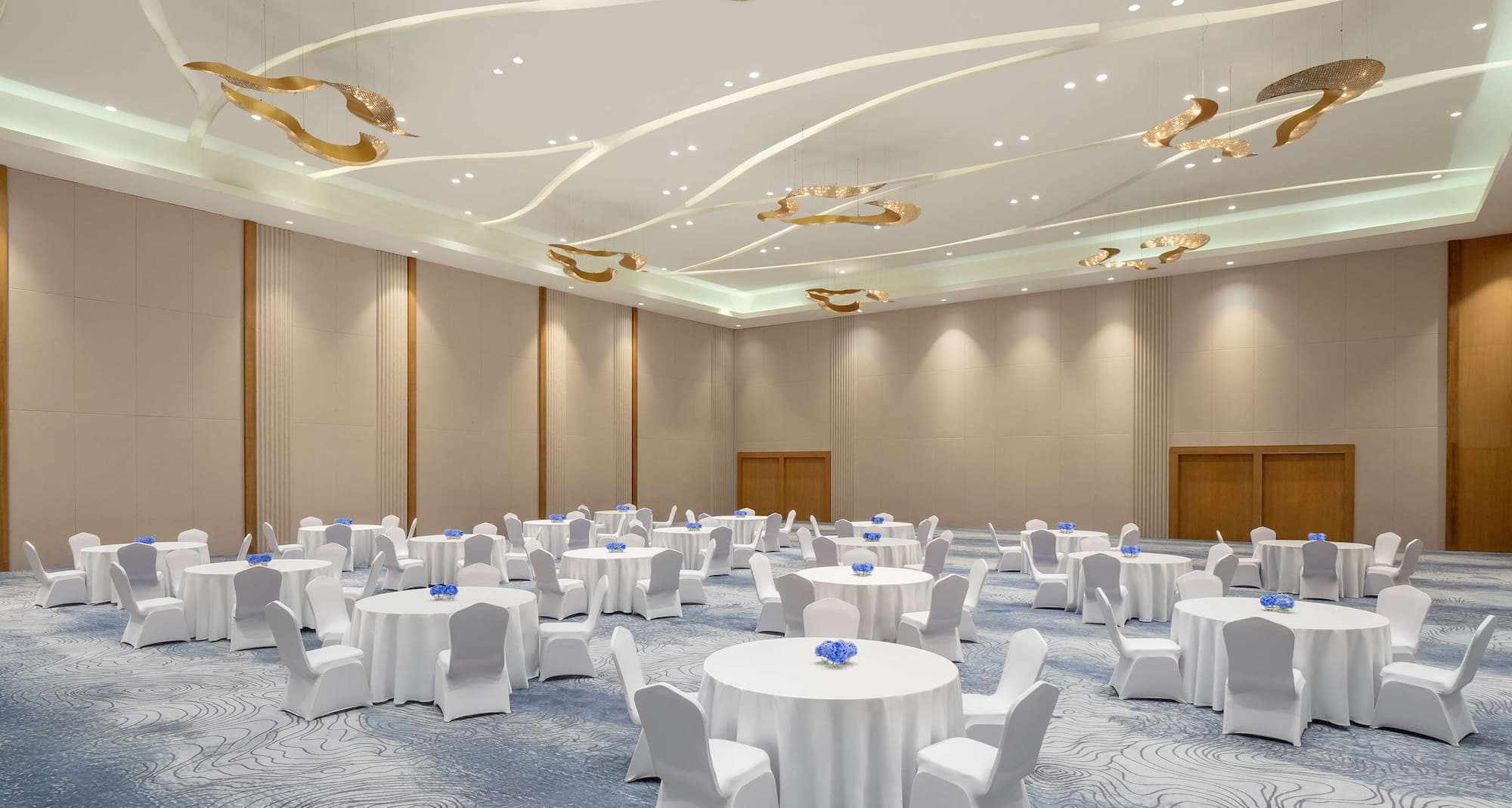 Radisson Golf & Convention Center Batam - Ballroom with round table set-up