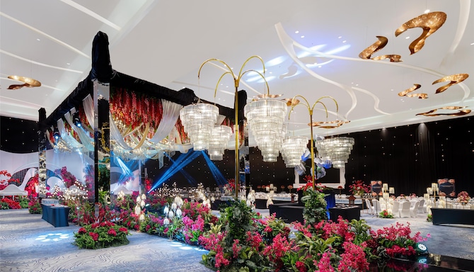 Radisson Golf and Convention Center Batam - Grand Ballroom Wedding Setup centre left