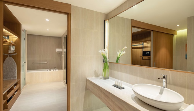 Radisson Golf & Convention Center Batam - Executive Suite bathroom