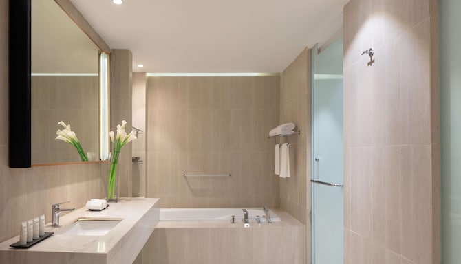 Radisson Golf & Convention Center Batam - Deluxe Suite bathroom
