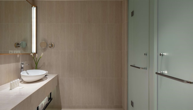 Radisson Golf & Convention Center Batam - Studio Suite bathroom