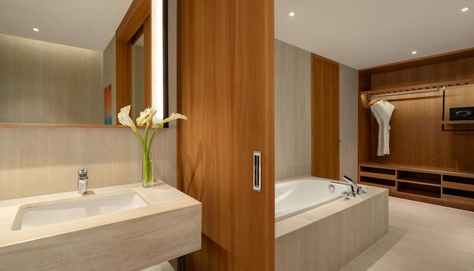 Radisson Golf & Convention Center Batam - Presidential Suite bathroom