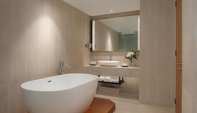 Radisson Golf & Convention Center Batam - One Bedroom Suite City View Bathroom