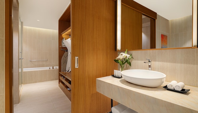 Radisson Golf & Convention Center Batam - One Bedroom Suite Golf View Bathroom