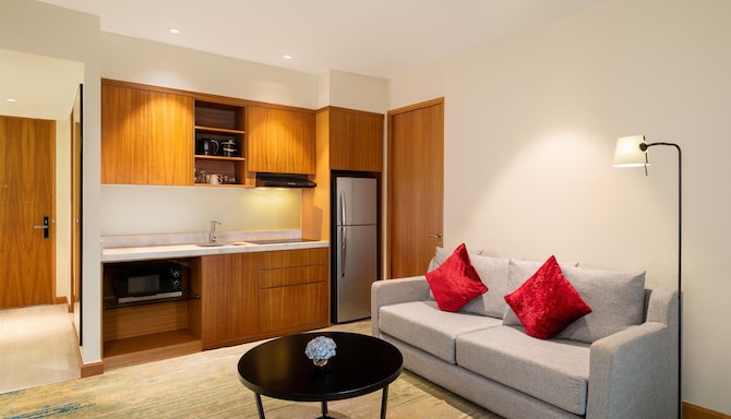 Radisson Golf & Convention Center Batam - One Bedroom Suite Golf View Living Room