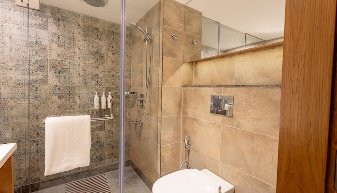 Radisson Golf Resort Pahalgam - Deluxee Room Bath