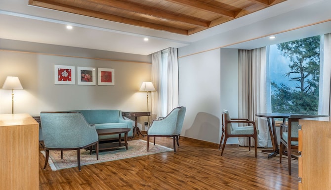 Radisson Golf Resort Pahalgam - Suite with seperate living and bedroom area