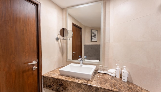 Radisson Golf Resort Pahalgam - Junior Suite Bath